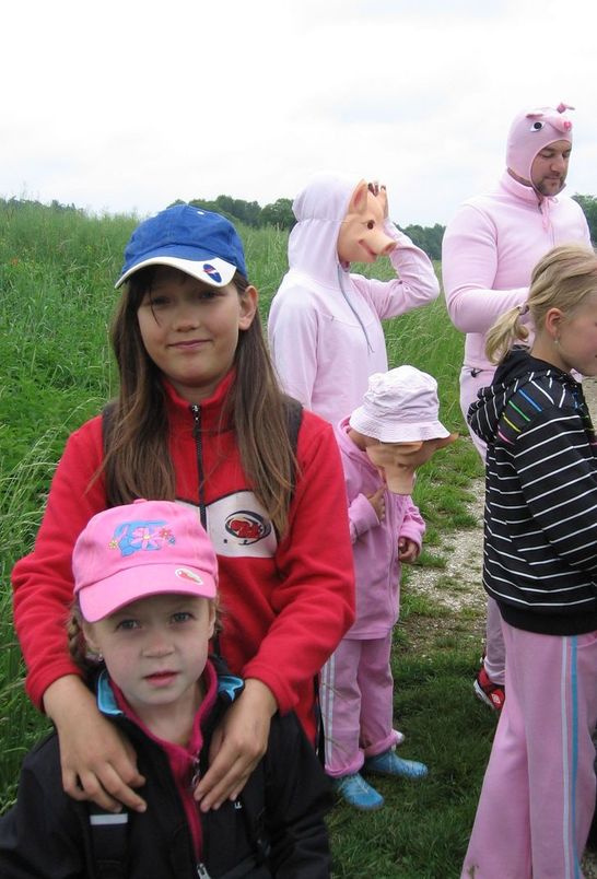Zuzi a Anička trénují vytrvalost na písničkovém pochodu